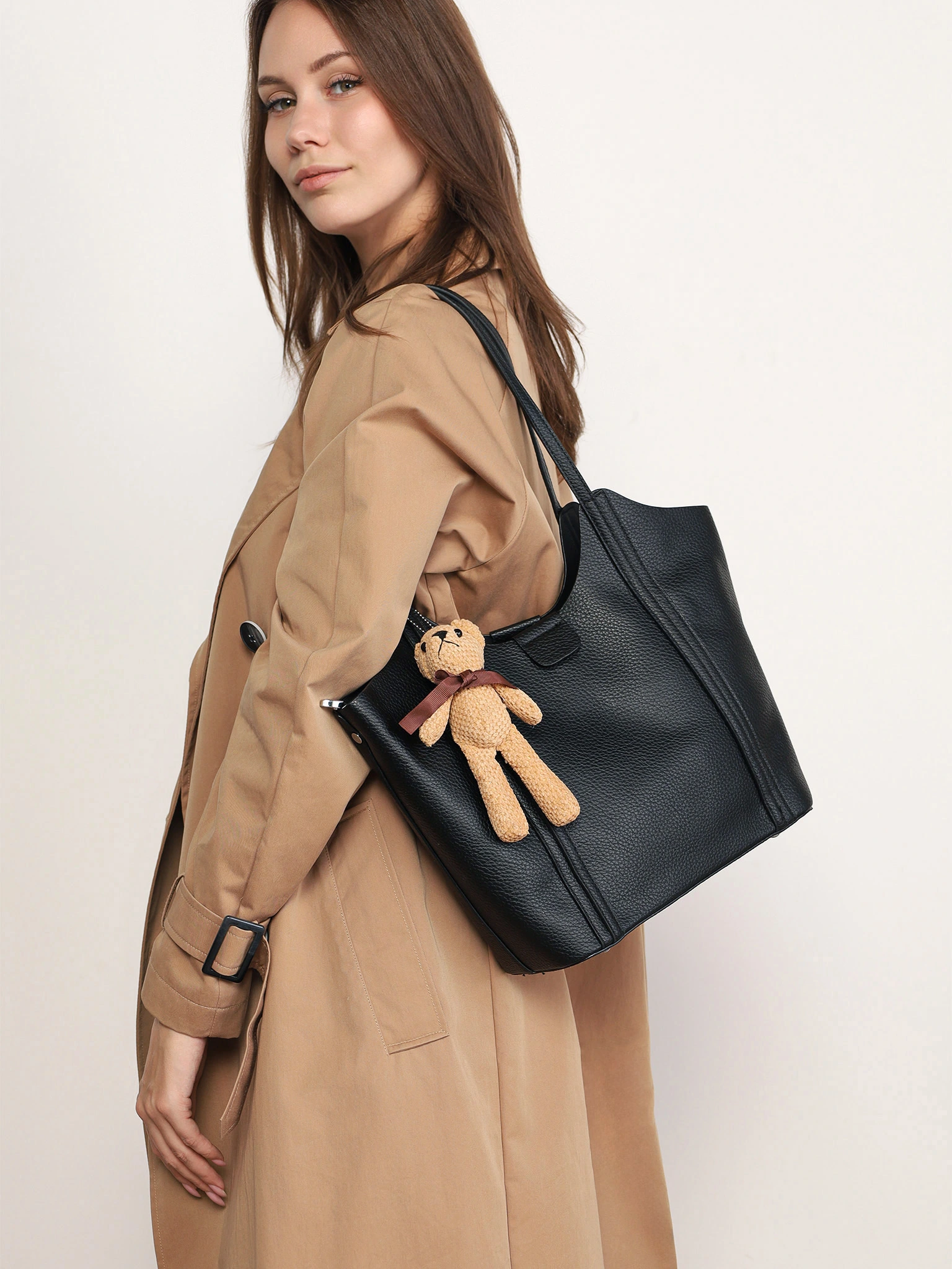 Сумка-тоут с плоскими ручками с брелком-медвежонок в ассортименте